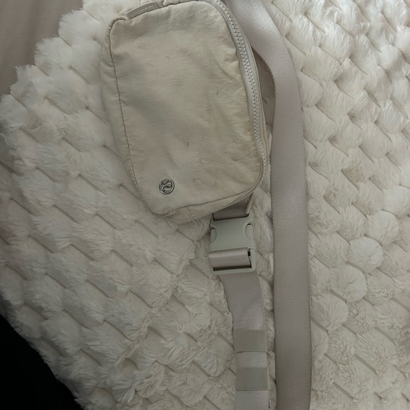 Lululemon Everywhere Belt Bag 1L in Bone - Picture 2 of 5